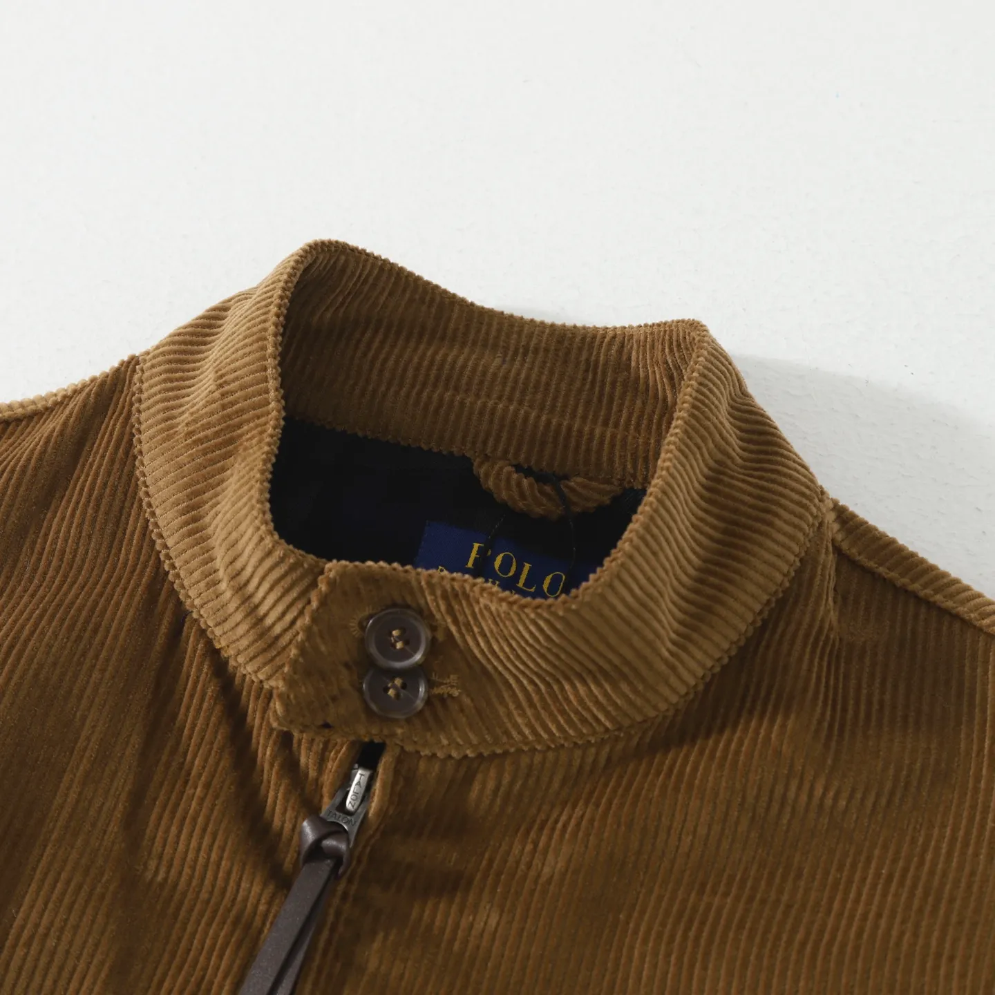 P350 #R24 Ralph Lauren Corduroy Jacket Embroidered Pony Jacket Old Money Style Old Cadre Style Harrington Jacket The interior is made of Scottish plaid fabric, autumnal corduroy material, plus their classic khaki color - three major elements to add to the classic veteran silhouette, retro corduroy fabric. Don’t miss it if you go for the retro route. The same style for men and women, Bai Baihe, is a hit on many star tops from Xiaohongshu! The classic Wellington-style custom-woven corduroy fabric has a delicate, smooth and thick inner plaid lining and uses TALON zippers! It has a retro movie fashion feel in itself! The fit is loose but not baggy. The size is just right and not too picky. The dropped shoulder design modifies the shoulders without making them look bulky. This silhouette is a style that will never go out of style after being worn for a long time. The upper body is also very durable and recognizable. The loose and reasonable version can be worn by both men and women. It is easy to create a clean and refreshing boyish look. Color: Brown, Navy Blue, Black Size: M /L /XL /XXL Length: 68/70/72/74 Bust: 122/126/130/134 Shoulder width: 53/54/55/56 Sleeve length: 65/66/67/68